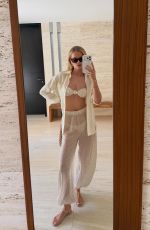 FRIDA AASEN - Instagram Photos 04/04/2026