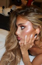IZZY DARNELL - Instagram Photos 04/19/2026