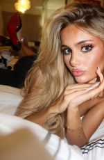 IZZY DARNELL - Instagram Photos 04/19/2026