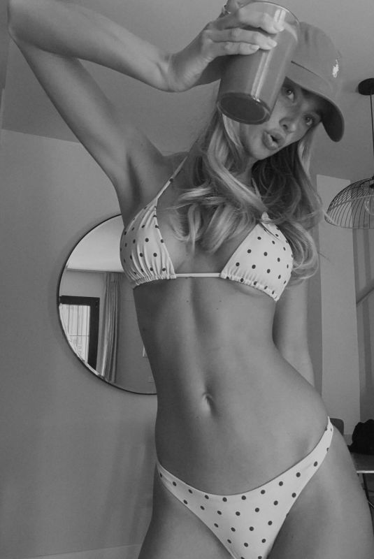LILIA WEDDELL - Instagram Photos 04/01/2026