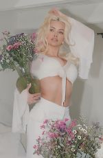 LINDSEY PELAS - Instagram Photos 04/21/2026