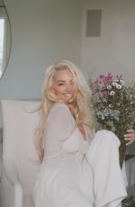 LINDSEY PELAS - Instagram Photos 04/21/2026