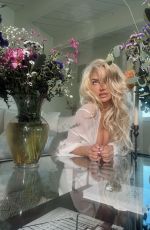 LINDSEY PELAS - Instagram Photos 04/21/2026