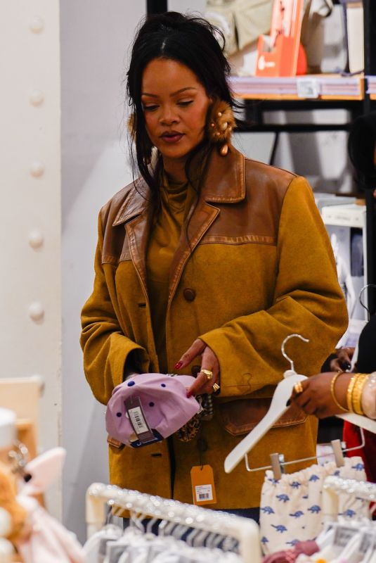 RIHANNA Shopping at Baby Store Bambino in Paris 01/18/2026