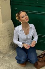 SARA CRUMBLELEG - Instagram Photos 04/05/2026