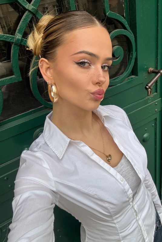 SARA CRUMBLELEG - Instagram Photos 04/05/2026