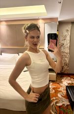 SARA CRUMBLELEG - Instagram Photos 04/12/2026