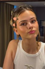 SARA CRUMBLELEG - Instagram Photos 04/12/2026