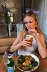 SARA CRUMBLELEG - Instagram Photos 04/16/2026