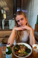 SARA CRUMBLELEG - Instagram Photos 04/16/2026