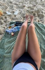 SARA CRUMBLELEG - Instagram Photos 04/16/2026