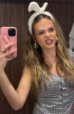 SARA CRUMBLELEG - Instagram Photos 04/16/2026