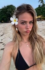 SARA CRUMBLELEG - Instagram Photos 04/16/2026