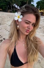 SARA CRUMBLELEG - Instagram Photos 04/16/2026