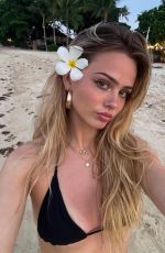 SARA CRUMBLELEG - Instagram Photos 04/16/2026