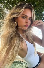 SARA CRUMBLELEG - Instagram Photos 04/16/2026