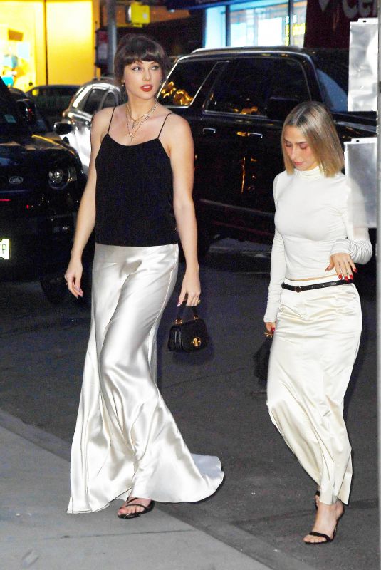 TAYLOR SWIFT Out with Friends in New York City 04/08/2026