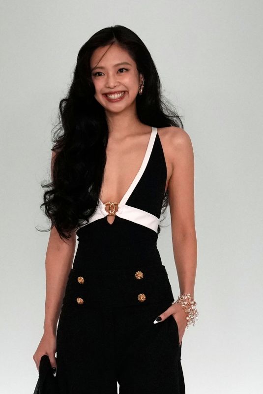 JENNIE at Chanel Metiers d