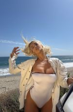 LINDSEY PELAS - Instagram Photos 05/01/2026