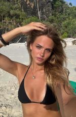 SARA CRUMBLELEG - Instagram Photos 05/03/2026
