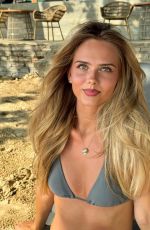 SARA CRUMBLELEG - Instagram Photos 05/03/2026