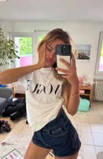 SARA CRUMBLELEG - Instagram Photos 05/23/2026