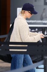 SYDNEY SWEENEY Catching a Flight Back to Gold Coast at Sydney Airport 05/04/2026