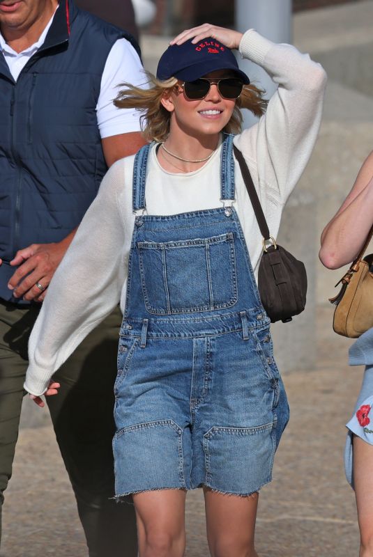 SYDNEY SWEENEY Out for a Stroll in Sydney 05/02/2026