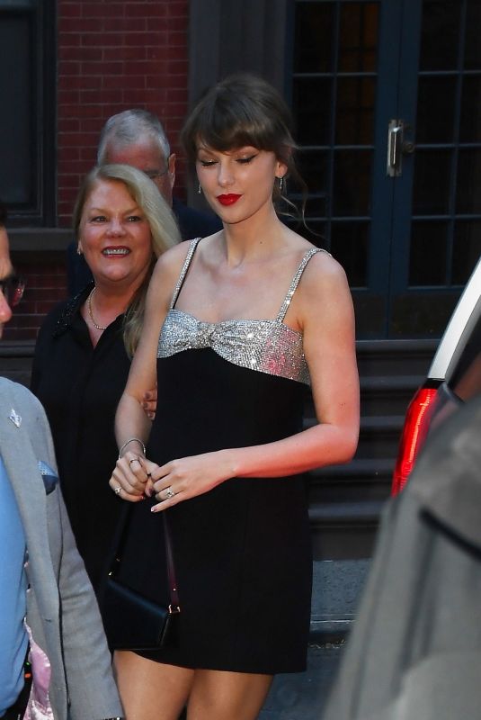 TAYLOR SWIFT Out and About in New York City 05/11/2026