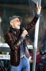 ANNIE LENNOX Performs at Today Show in New York 06/01/2003