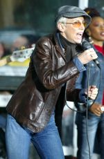 ANNIE LENNOX Performs at Today Show in New York 06/01/2003