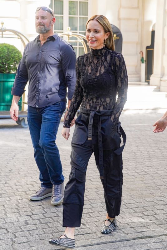 EMILY BLUNT Greets Fans Outside Her Hotel in Paris 06/01/2026