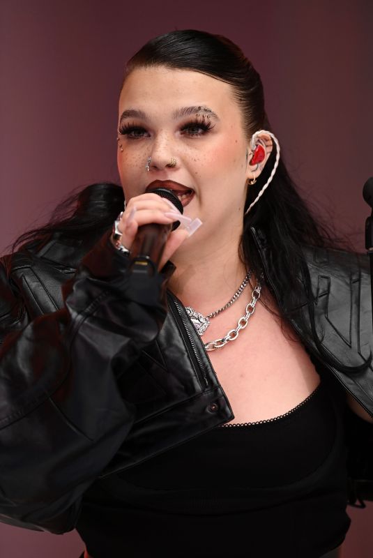 LOLA YOUNG Performs at Capital