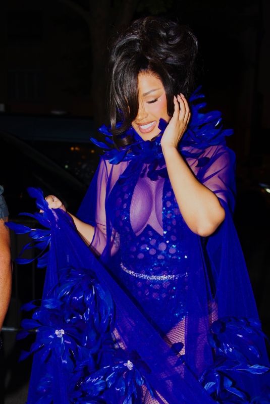 CARDI B Arrives at Chopard