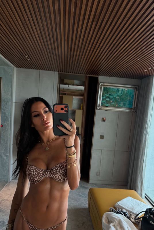 ELISABETTA GREGORACI – Instagram Photos 07/12/2026
