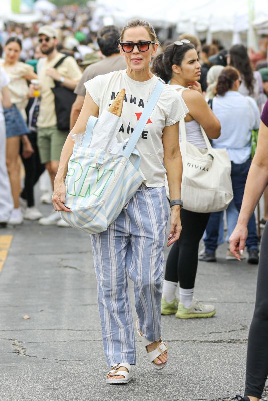 JENNIFER GARNER Out Shopping at Brentwood Farmer