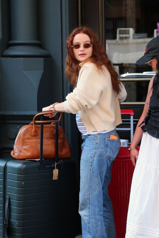JOEY KING and MAISIE WILLIAMS Leaves Their Hotel in New York 07/26/2026