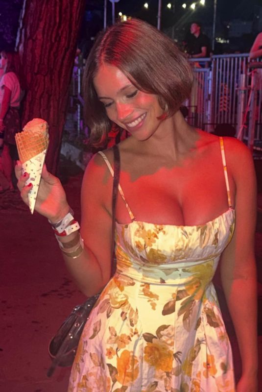 NAILA VAN KOMMER - Instagram Photos and Video 07/10/2026