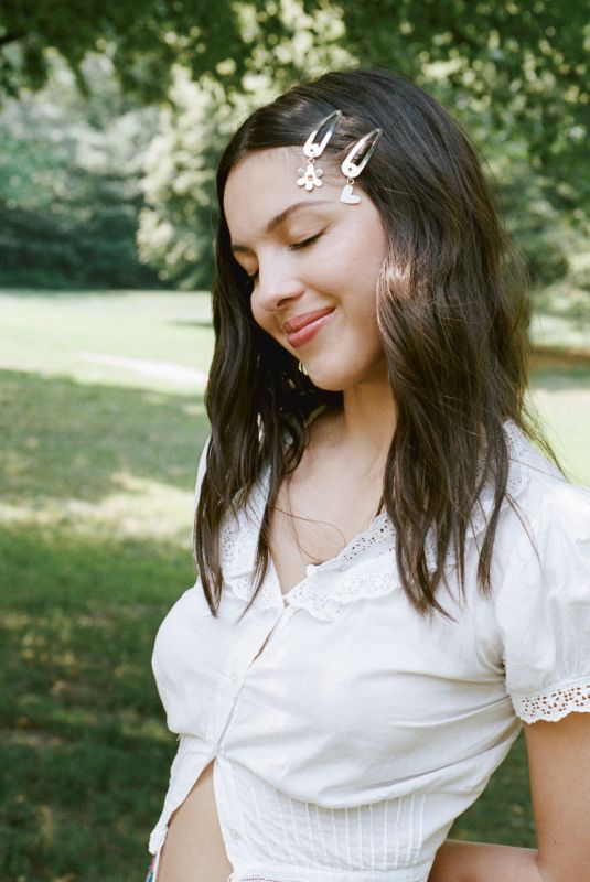 OLIVIA RODRIGO – Etsy x Daisy Chain Fields Festival Collection 2026