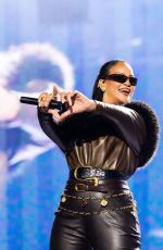 RIHANNA Lits up Stage at Jay-Z