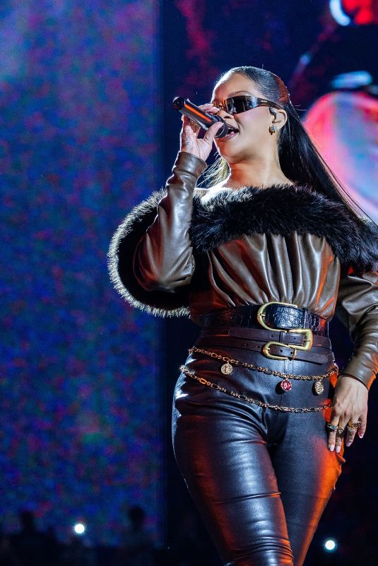 RIHANNA Lits up Stage at Jay-Z