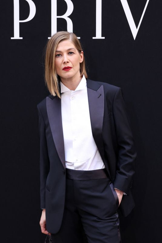 ROSAMUND PIKE at Giorgio Armani Prive Haute Couture FallWinter 20262027 Show at Paris Fashion Week 07/07/2026