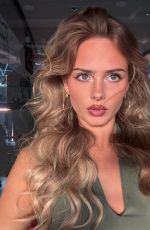 SARA CRUMBLELEG - Instagram Photos 07/03/2026